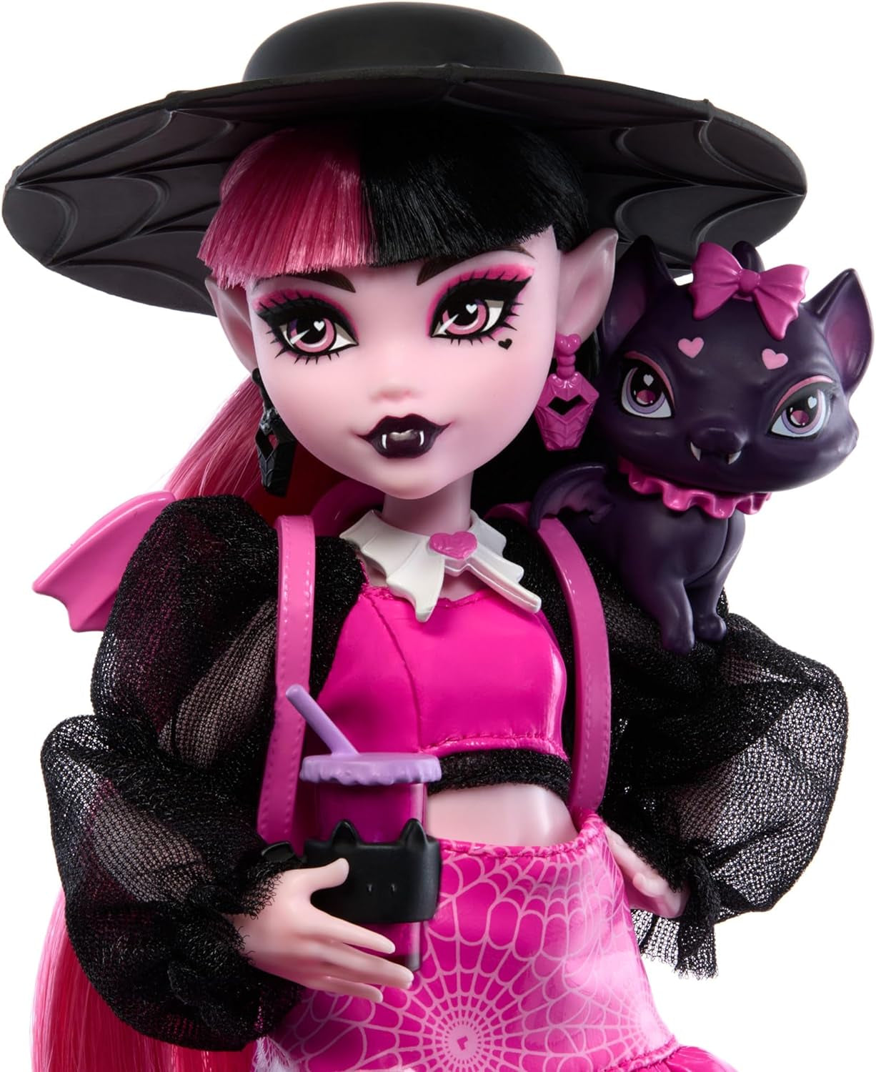 Păpușa Monster High Draculaura cu animalul ei de companie, pisica-liliac, Contele Fabulos, și accesorii precum un rucsac, o carte de vrăji, o cutie bento și multe altele, HRP64