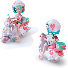 4SF -  Pretty Pink Scooter, Japanische Fashion Puppe mit Motorrad, Figur von 19,5 cm mit 15 Gelenkpunkten, Inklusive Helm und Tasche, Trägt EIN Top mit Mikroschorts, Famosa (HKTF3000)