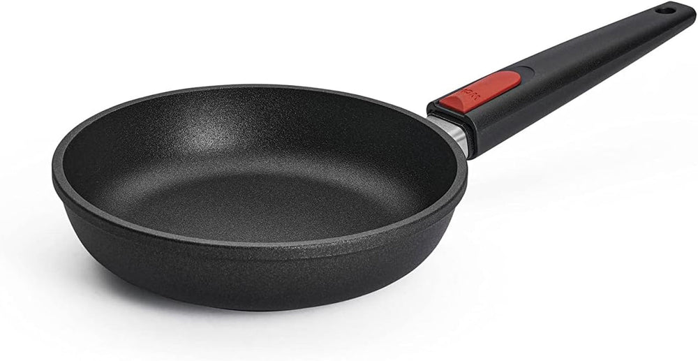 Woll Nowo Titanium tigaie plată - Inducție, 5 Cm înălțime, mâner detașabil - pentru toate tipurile de plită, Aluminiu turnat, acoperire antiaderentă Oale si Tigai Naty Shop 20 Cm