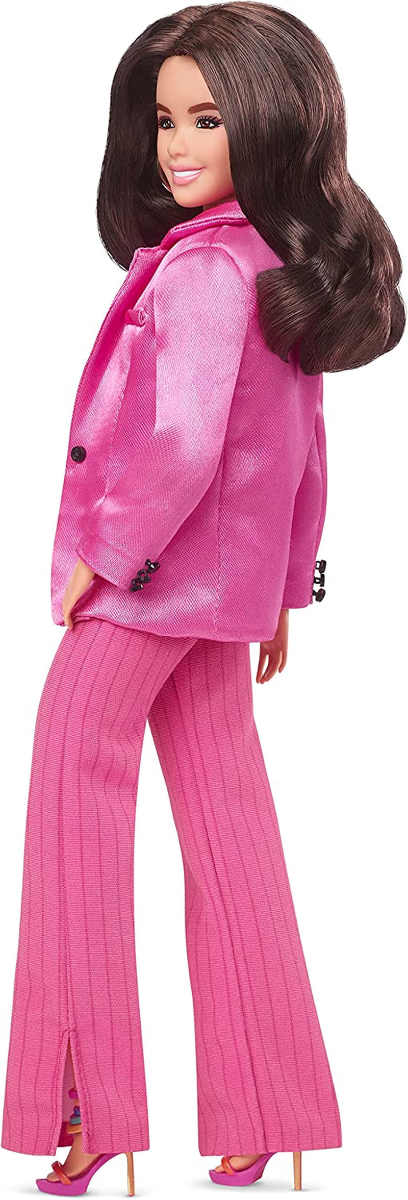Barbie The Movie - Puppe Filme Fans, Gloria im Pink-Hosenanzug, inspiriert von America Ferreras Filmcharakter, beweglichmit High Heels, als Geschenk für Kinder ab 3 Jahren geeignet, HPJ98