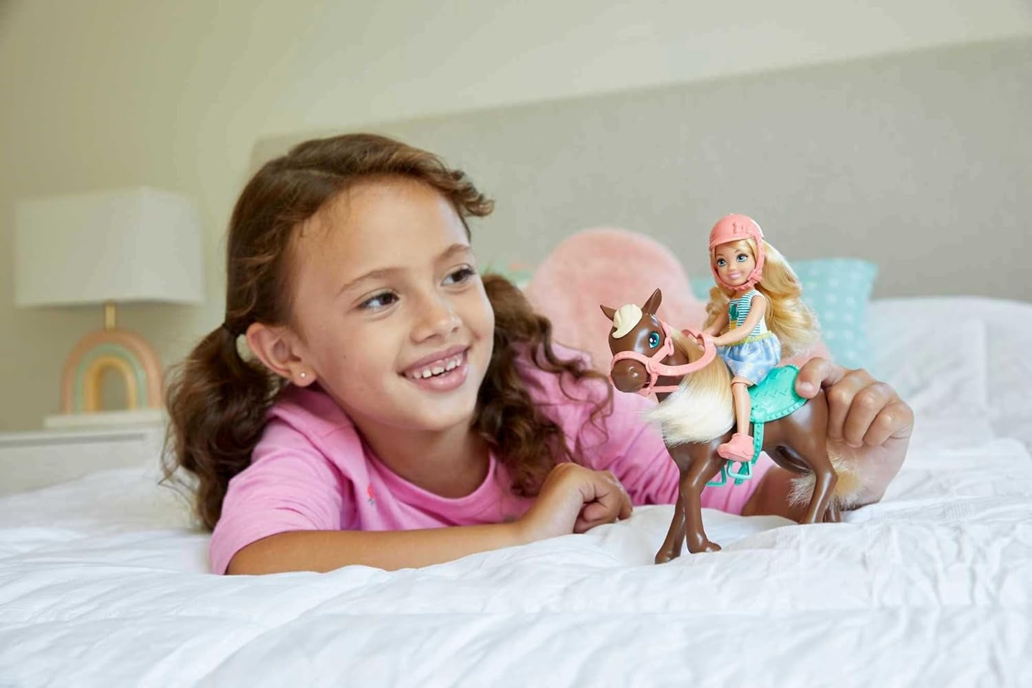 Barbie GHV78 - Club Chelsea Spielset mit Puppe und Pferd, ca. 15 cm, blond, mit Mode und Accessoires, Spielzeug Geschenk für Kinder von 3 bis 7 Jahren
