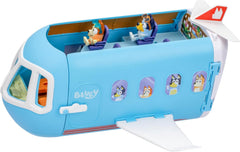 BlueY 3-in-1 Flugzeug-Spielset zum Ausklappen; Verwandlung von Flugzeug in Hotelresort & Boot! 70 cm breites Urlaubsresort-Spielset; 25+ Geräusche; 15 Spielzeugteile; 2 Exklusive Figuren Bingo