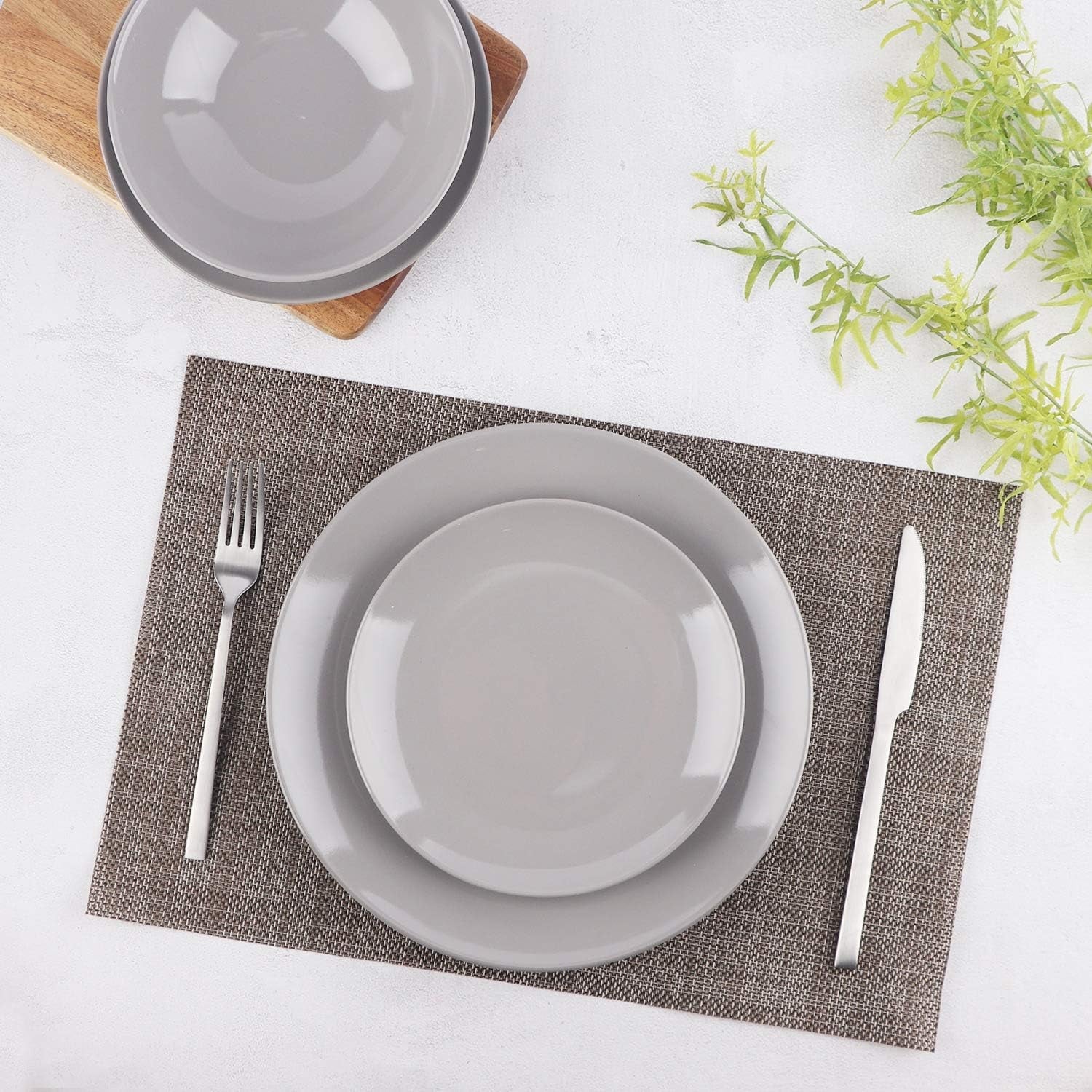 Set de veselă din gresie Amazon Basics, 18 piese, gri fumuriu, 6 porții