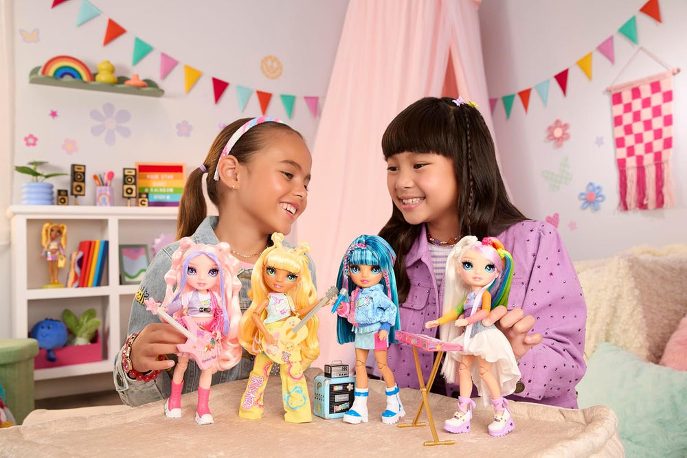 Rainbow High Junior High Rock Band - Bella, Pink - 23 cm Modepuppe mit Bassgitarre, Individuell mit Aufklebern Gestaltbar, Beweglich, Süßes Spielzeug für Kinder ab 4 Jahren