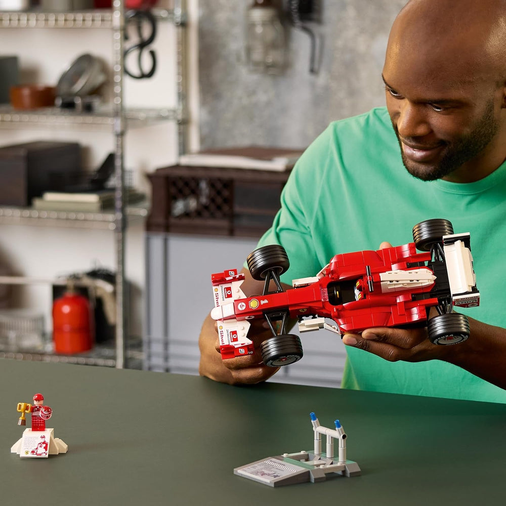LEGO Icons Ferrari F2004 und Michael Schumacher - F1 Rennwagen Modellbau für Erwachsene - F1 Modellauto Set mit V10-Motor & sammelbarer Fahrer Minifigur - Formel 1 Geschenk zum Vatertag - 11375