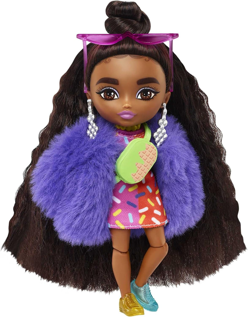Barbie HGP65 - Extra Minis Puppe (ca 14 cm), trägt 2-teilige Mode mit Emoji-Druck, mit Puppenständer und Zubehör wie Sonnenbrille und Geldbörse, Puppen Spielzeug für Kinder ab 3 Jahren