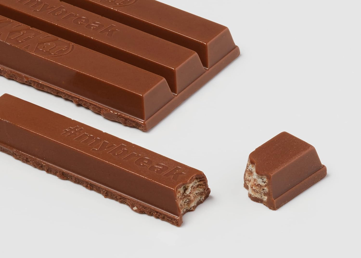 Batoane Nestlé Classic Chocolate, Batoane crocante cu ciocolată cu lapte și napolitană crocantă, pachet de 48 (24 x 41,5 g)