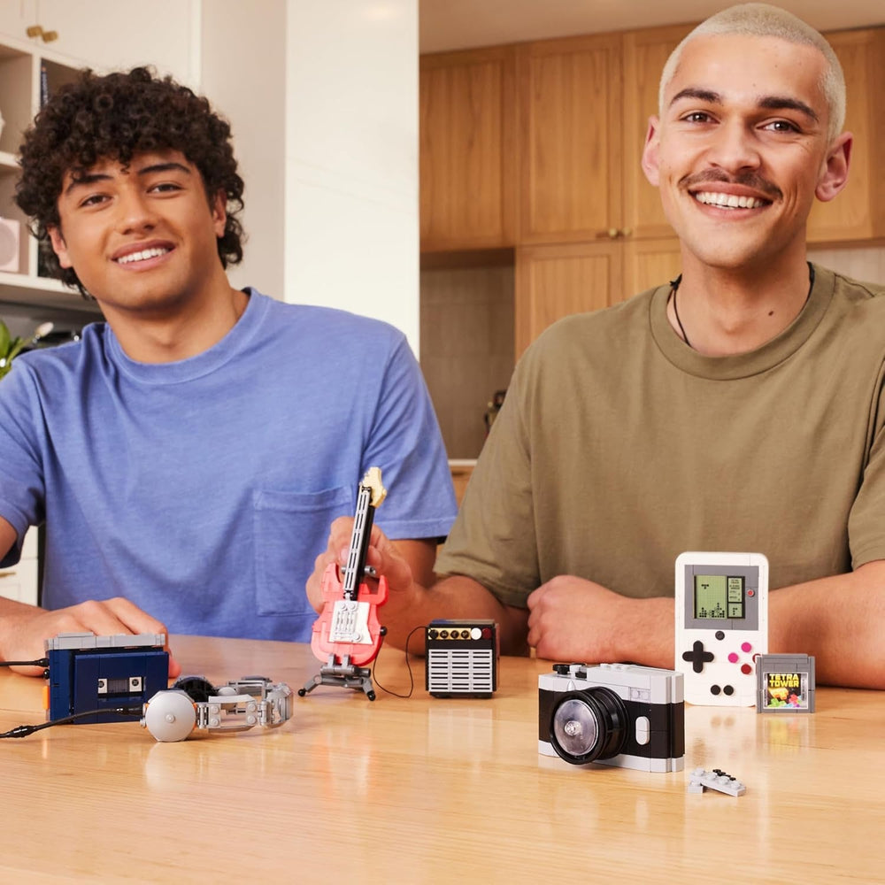 Max Build More Premium Retro Serie 2 (Kamera & Handheld-Spielkonsole) von ZURU – Unboxing-Spielzeug & Klemmbausteine Sammelfiguren Minis mit bis zu 340Teilen, 4 Retro Designs zum Bauen & Ausstellen