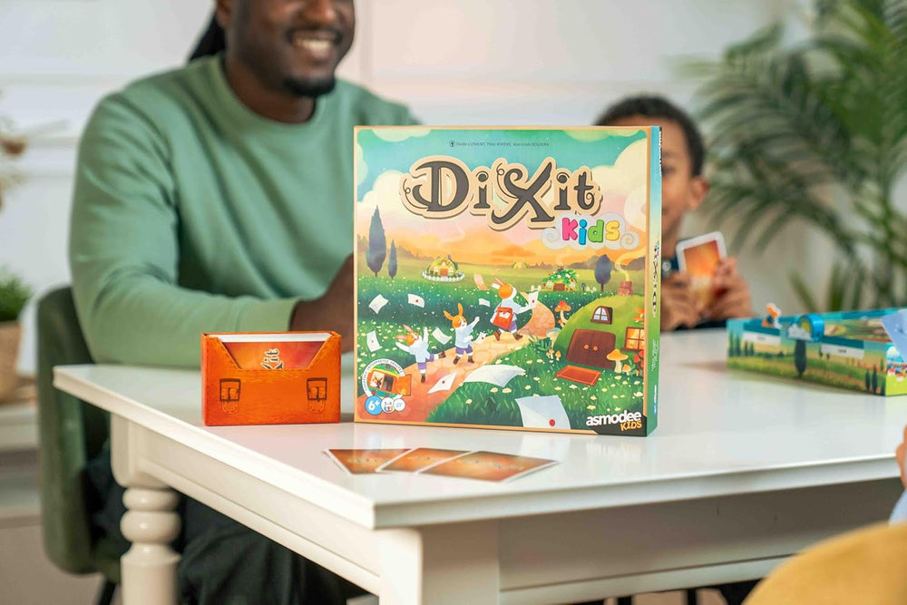 Asmodee Kids - Dixit Kids, joc de societate pentru imaginație și fantezie pentru copii și întreaga familie, cărți de joc ilustrate, 3-6 jucători, vârste 6+, 25 min, ediție italiană
