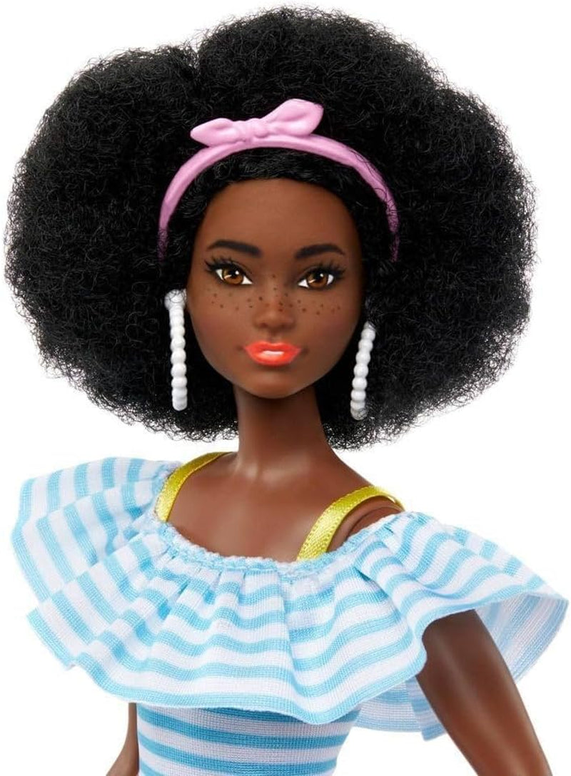Barbie Ken - Blonde Puppe mit blauem Hemd und Badehose, Strand-Accessoires und Wasserball für kreatives Spielen, für Kinder ab 3 Jahren, HPL74