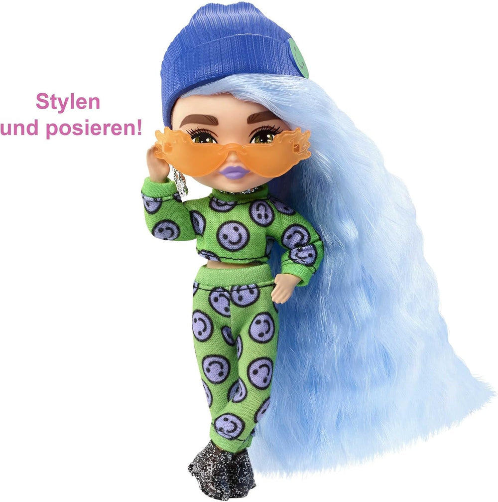 Barbie HGP65 - Extra Minis Puppe (ca 14 cm), trägt 2-teilige Mode mit Emoji-Druck, mit Puppenständer und Zubehör wie Sonnenbrille und Geldbörse, Puppen Spielzeug für Kinder ab 3 Jahren