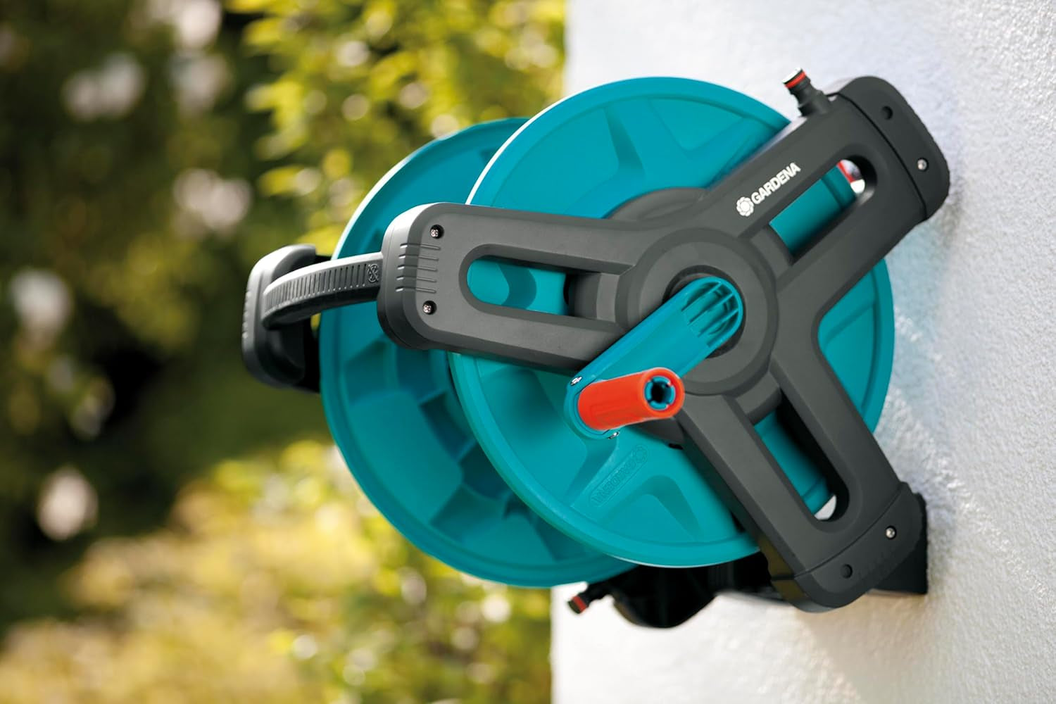Set rolă furtun Gardena Classic de perete 50: Rolă furtun mobilă, economisitoare de spațiu, montabilă pe perete și detașabilă oricând, cu furtun de 20 m, duză de pulverizare și piese de sistem (8009-20)