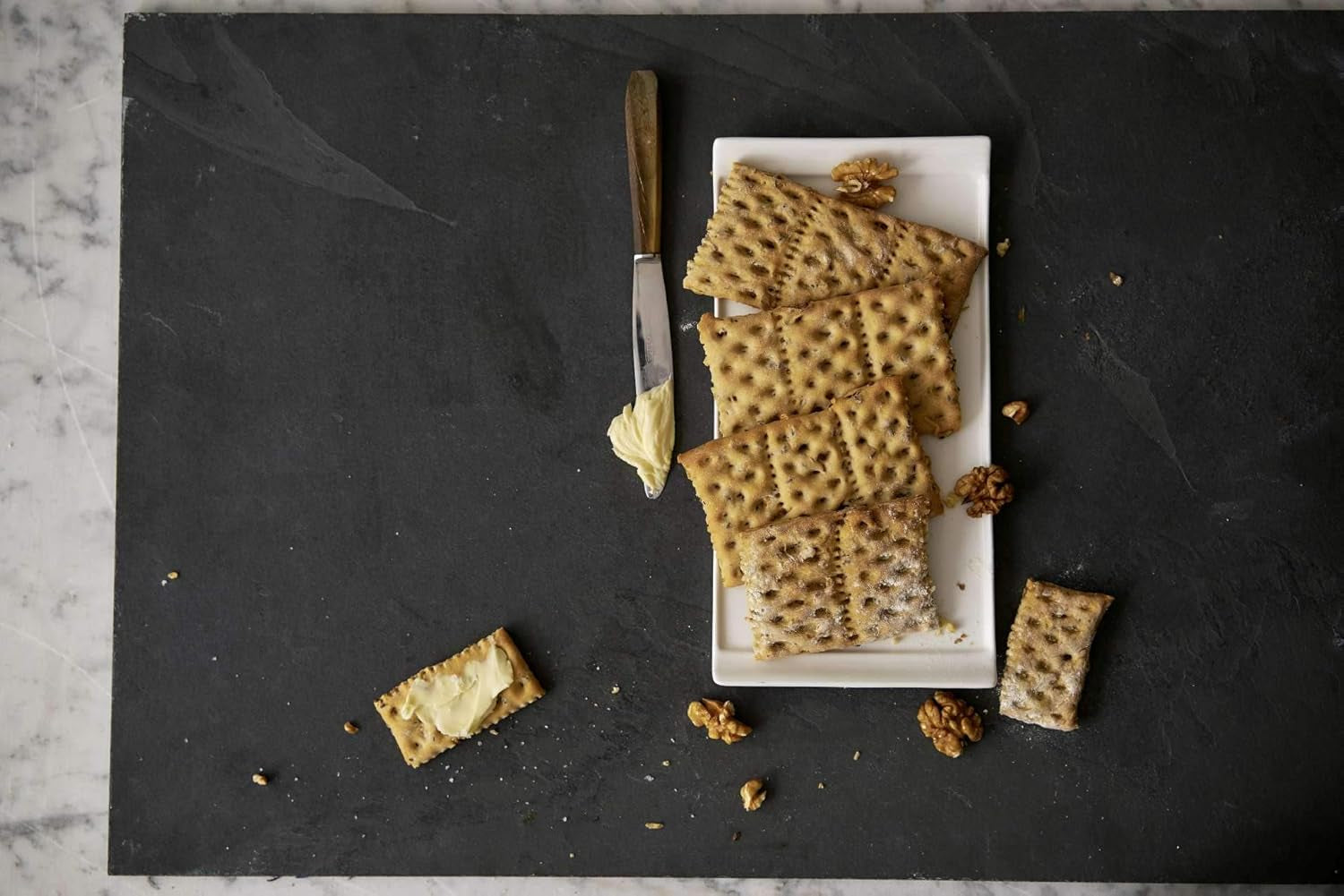 Rola pentru biscuiți Betty Bossi, gadgetul ideal de bucătărie pentru prepararea de crocante și biscuiți pentru gustări sofisticate. Taietor de aluat cu idei grozave de rețete.