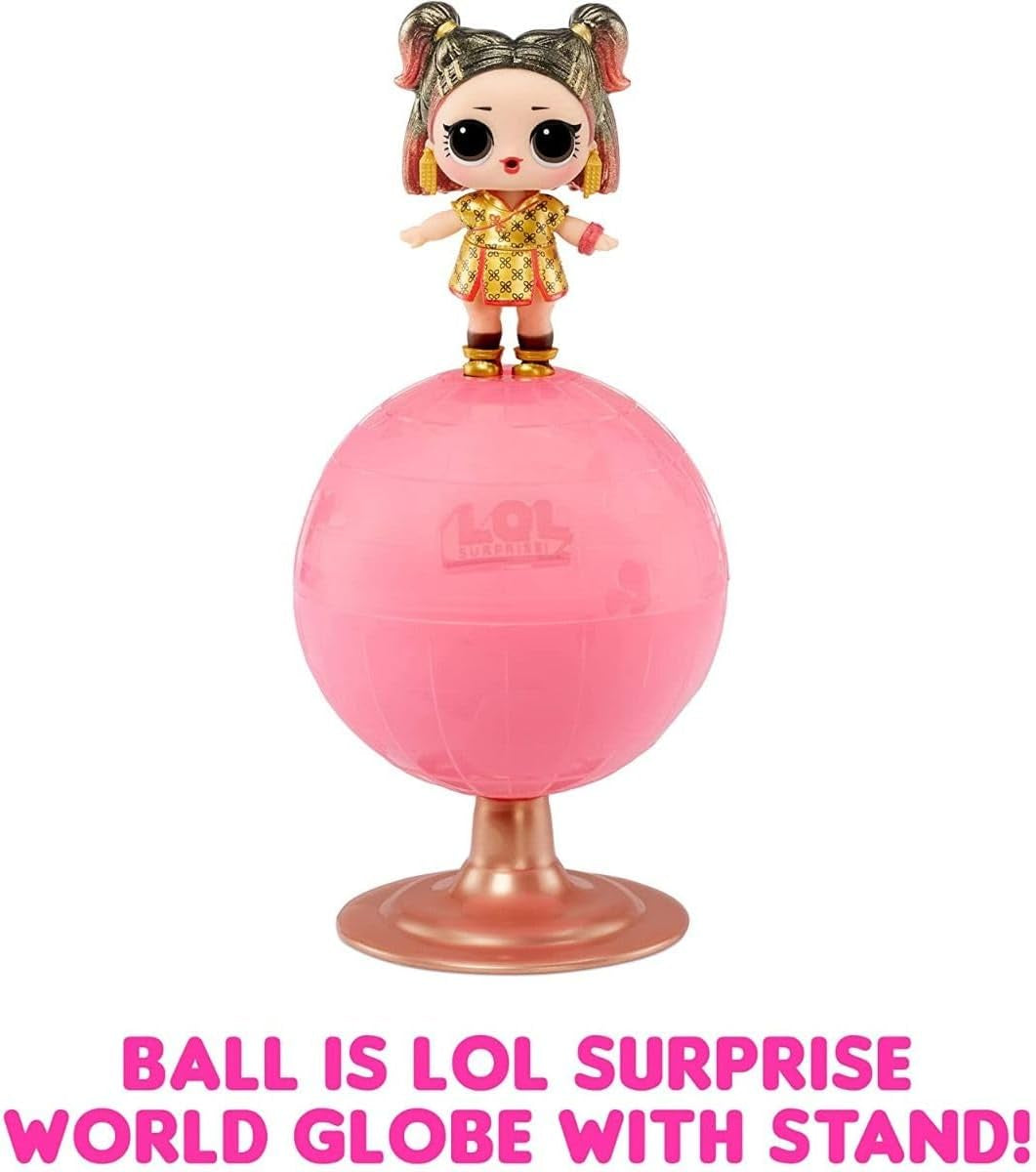 L.O.L. Surprise! World Travel Tots - Trendiges Püppchen mit 8 Überraschungen - Geheime Botschaft, Mode, Accessoires und Mehr - Zum Sammeln, Zufällige Zusammenstellung - Geschenk für Kinder ab 4 Jahren
