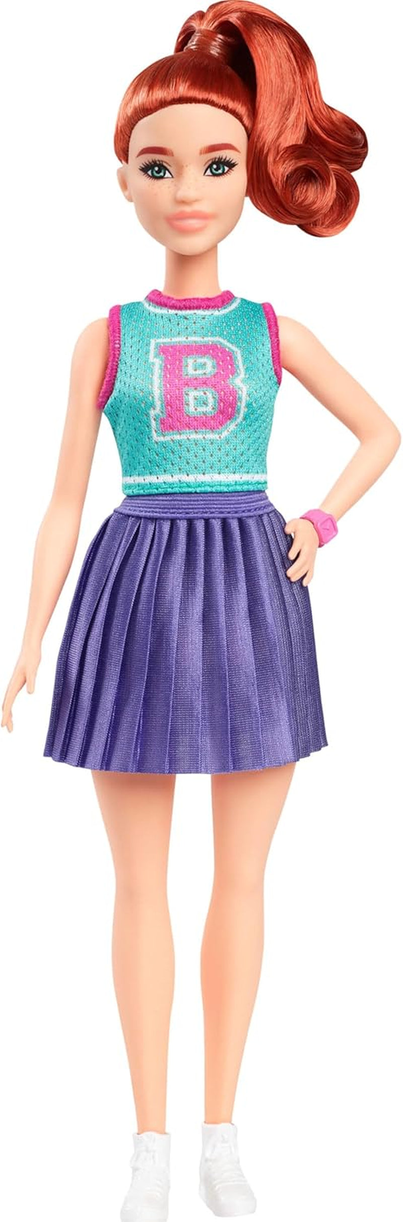 Păpușa Barbie Fashionistas nr. 232 cu păr roșu, top sport din jerseu cu imprimeu B, fustă plisată mov, ceas de mână și adidași, HYT90