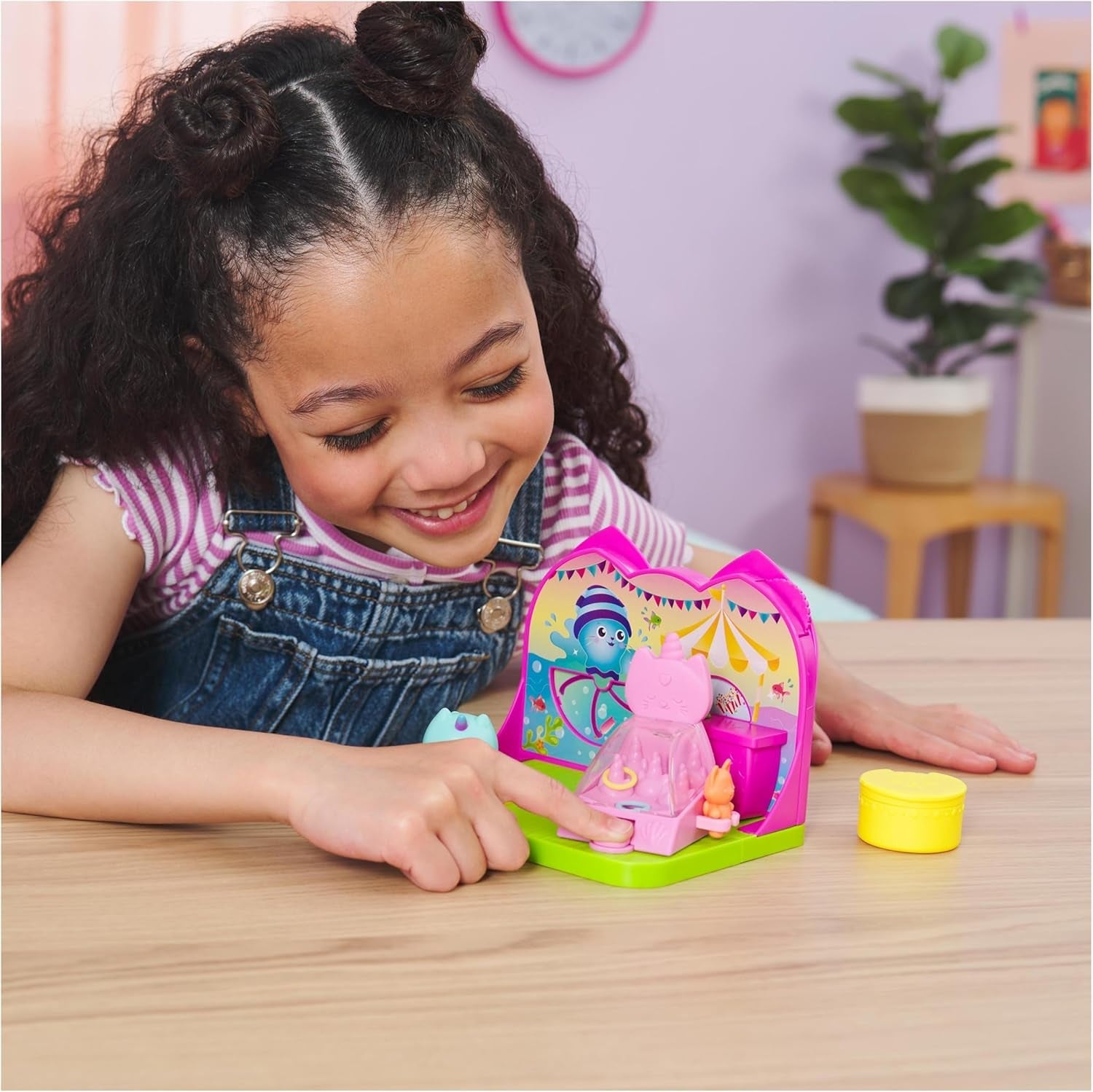 DREAMWORKS CASA DE PĂPȘI A LUI GABBY - Set de joacă Deluxe Room, cameră de petrecere cu Kitty Narwhale, mobilier și accesorii tematice, vârste 3+