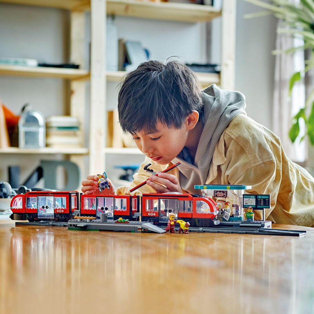 LEGO City Straßenbahn mit Haltestelle, Geschenkidee für Fans von Fahrzeug-Spielzeug ab 7 Jahren, mit 6 Minifiguren und einem Blindenhund für Rollenspiele, Bauspielzeug 60423