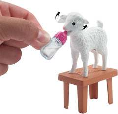 Barbie-Puppe zum 65. Jubiläum und 10 Zubehörteile, Hoftierärztin-Set mit Blonder Tierärztin-Puppe, Lamm mit bewegbaren Ohren und mehr, HRG42
