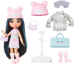 Barbie Extra Minis - Reisepuppe mit Accessoires für einen winterlichen Urlaub, inklusive Puppenständer, für Kinder ab 6 Jahren, HPB20
