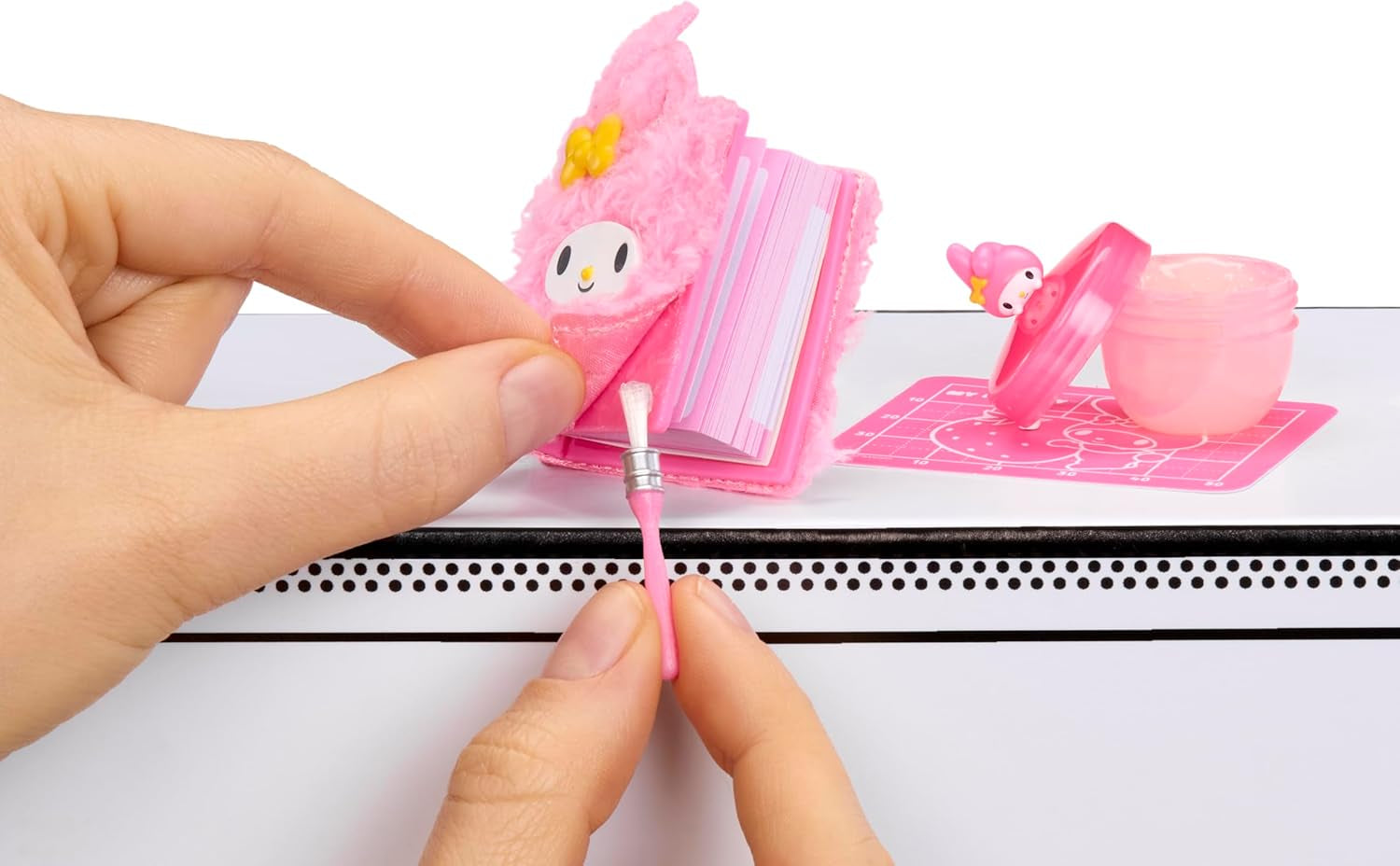 MGA's Miniverse Make It Mini Hello Kitty and Friends Serie 3 – Mini-Sammlerstücke, Sanrio, Retro-Schreibwaren-Nachbildungen, Basteln, DIY, für Sammler und Kinder ab 8 Jahren