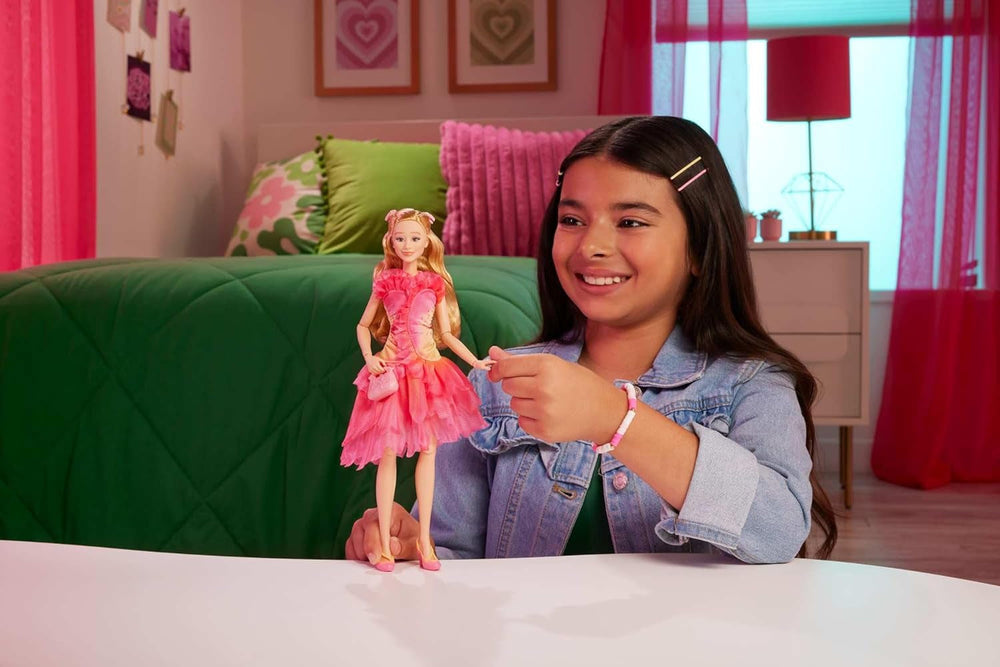 Păpușă de modă Mattel Wicked Glinda și accesorii cu păr blond, diverse poziții posibile și aspect de rochie de bal detașabilă, HXT63