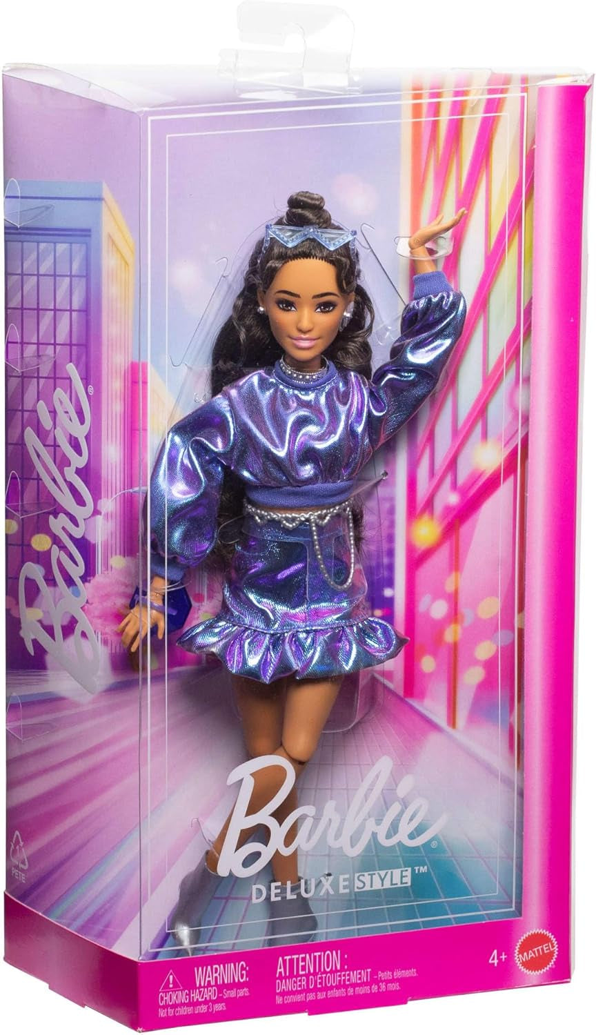 Barbie Deluxe Style-Puppe #7 mit blauem Metallic-Top und Rock, welligen braunen Haaren und Accessoires wie Silberschmuck, Kristall-Handtasche und Sonnenbrille, JFP42