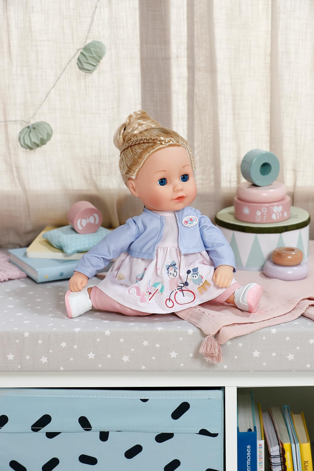 BABY born Sophia Rose - Păpușă moale de 36 cm - Păpușă cu păr blond de înaltă calitate și ochi adormiți - Potrivită pentru copii de la 1 an