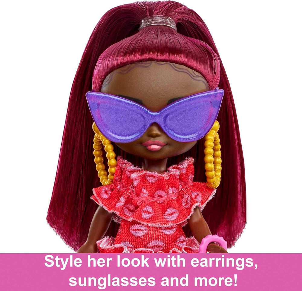 Barbie Extra Mini Minis, Extra Mini Minis Schwarze Barbiepuppe mit roten Haaren, rotem Kleid, Handtasche mit Schleife, Sonnenbrille und anderem Barbiezubehör, Geschenk für Kinder ab 3 Jahren,HLN47