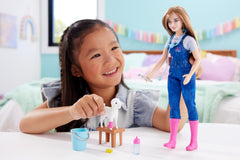 Barbie-Puppe zum 65. Jubiläum und 10 Zubehörteile, Hoftierärztin-Set mit Blonder Tierärztin-Puppe, Lamm mit bewegbaren Ohren und mehr, HRG42