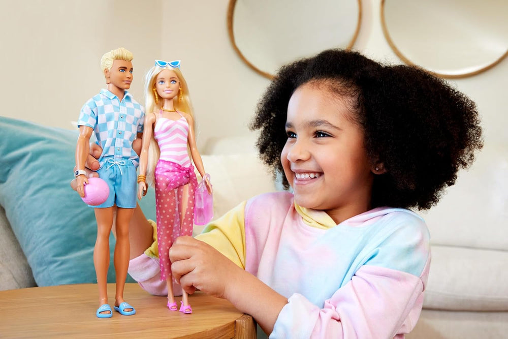 Barbie Ken - Păpușă blondă cu cămașă albastră și șorț de baie, accesorii de plajă și minge de plajă pentru joacă creativă, pentru copii cu vârsta de 3 ani și peste, HPL74