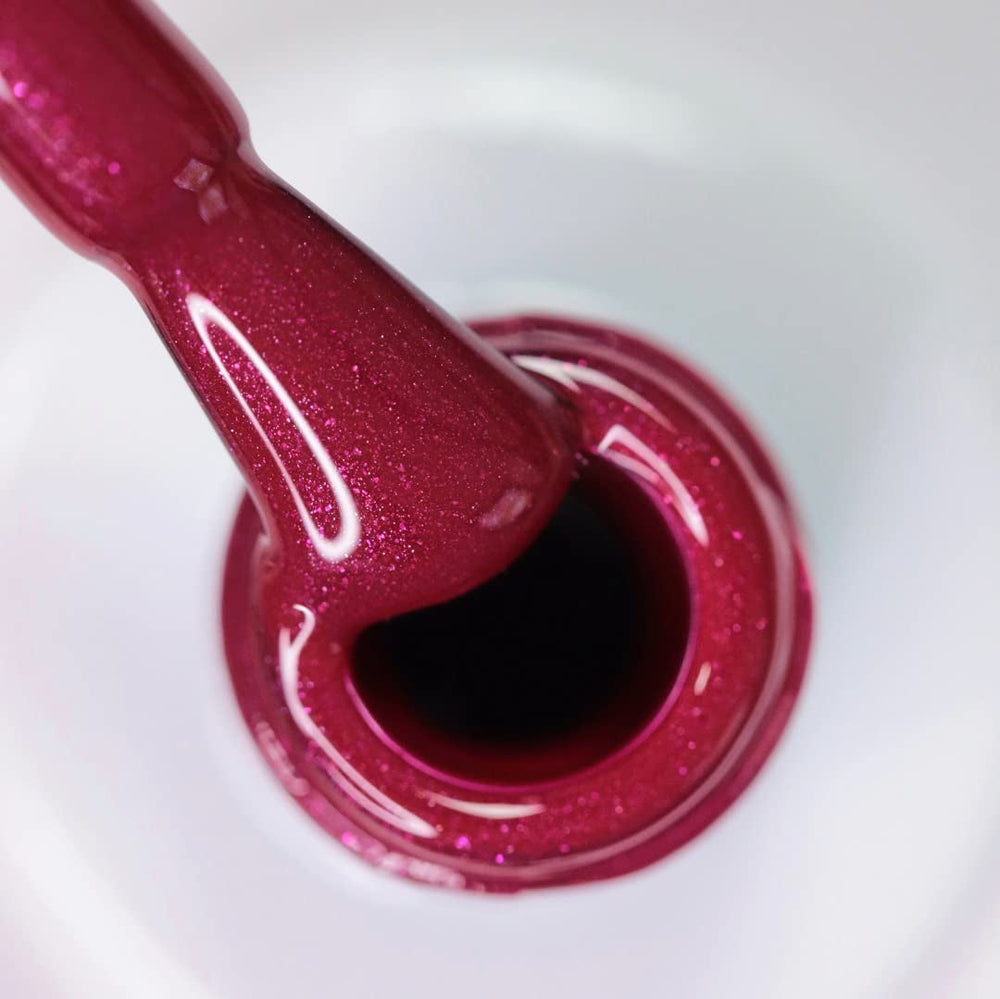 Oja UV alessandro Striplac Elegant Ruby – Delicată și de lungă durată – Îndepărtare ușoară datorită tehnologiei de îndepărtare peel-off – Vegană și cruelty-free – 8 ml