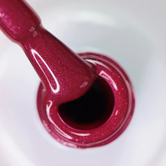 Oja UV alessandro Striplac Elegant Ruby – Delicată și de lungă durată – Îndepărtare ușoară datorită tehnologiei de îndepărtare peel-off – Vegană și cruelty-free – 8 ml