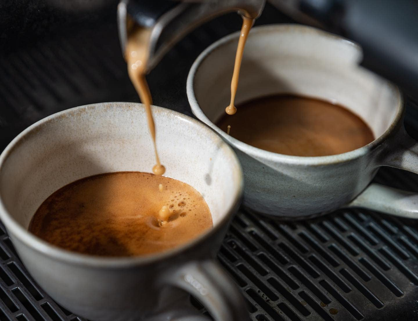 Espresso Nr. 10 de la Coffee858 - Amestec de espresso puternic și picant, format din 70% boabe Arabica din Brazilia și 30% Robusta - Ambalaj de înaltă calitate (320g) - Cadou original