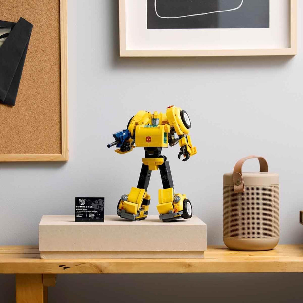 LEGO Icons Transformers Bumblebee, Roboter-Actionfigur für Erwachsene zum Sammeln, Bauset zum Film für Science-Fiction-Fans, lässt Sich in EIN Auto umbauen, Abenteuer-Spielzeug 10338