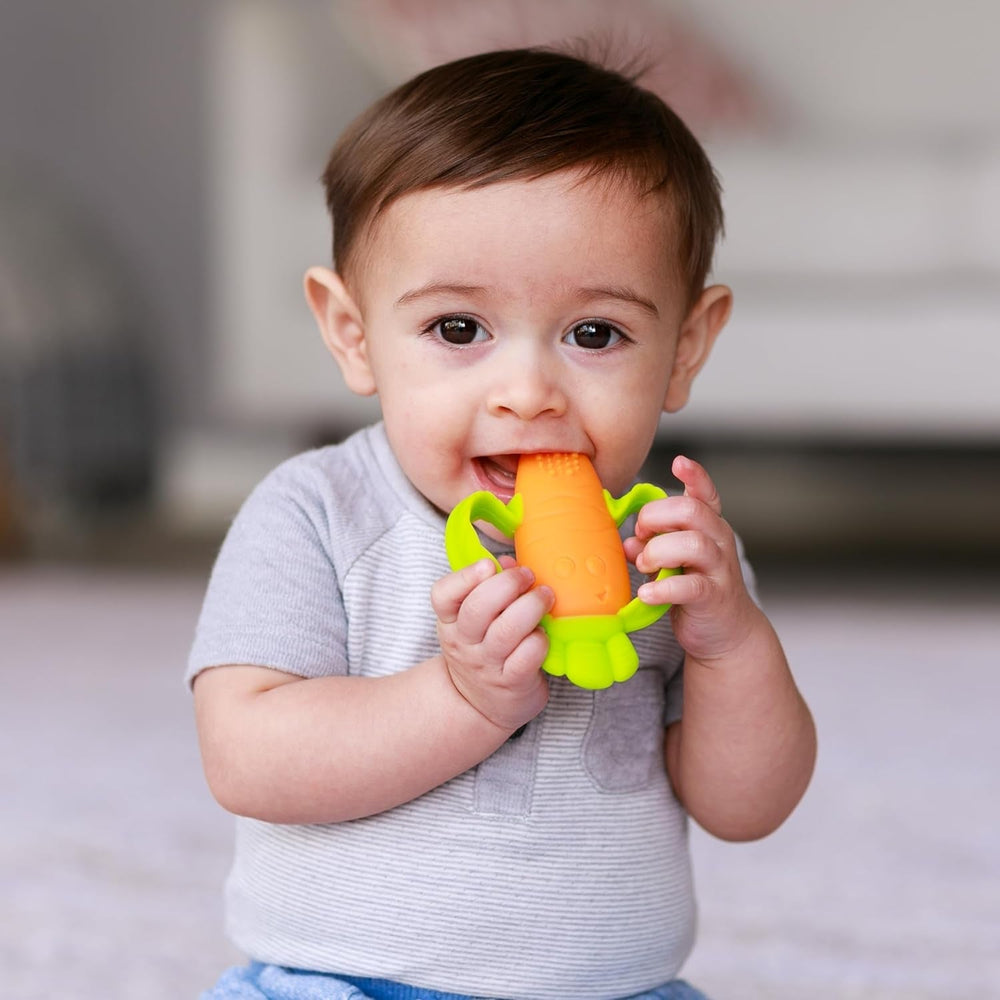 Infantino Lil' Nibbles, inel de dentiție din silicon texturat, jucărie de dentiție pentru bebeluși fără BPA, moale, ușor de ținut în mână, stimulare senzorială pentru sugari, morcov