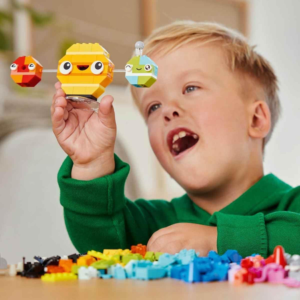 LEGO Classic Kreative Weltraumplaneten, baubares Sonnensystem-Modell für Kinder, Weltraum-Spielzeug mit Rakete, Raumschiff, Planeten und Alien, Geschenk für Kinder, Jungs und Mädchen ab 5 Jahren 11037