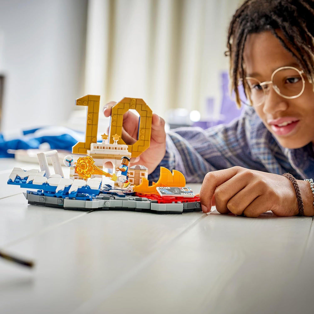 LEGO Editions Kylian Mbappé – Fußball-Highlights Spielzeug - 3D Modellbau mit Minifigur zum Sammeln - Kinderzimmer Deko - Geschenk für Jungen, Mädchen ab 10 Jahren und Erwachsene Sportfans - 43013