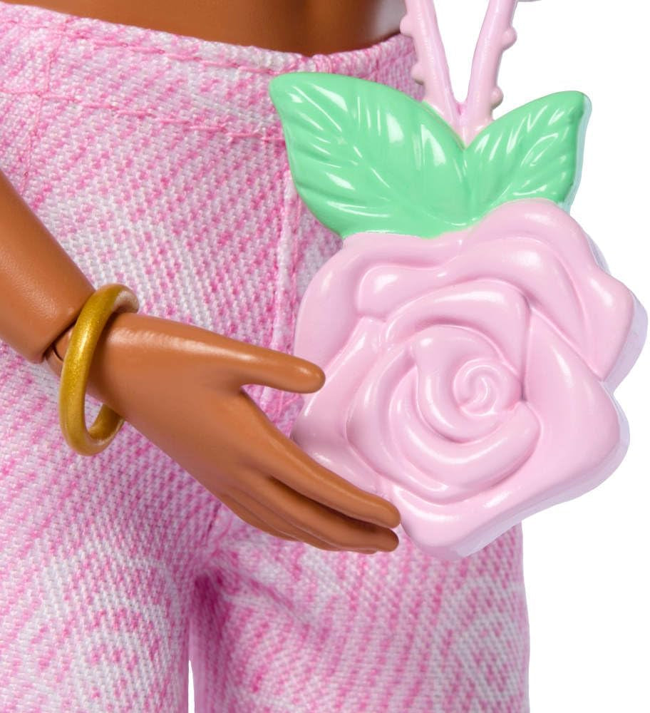 Barbie Deluxe Style-Puppe Nr. 12 in rosa bauchfreiem Denim-Oberteil mit ausgestellten Jeans mit aufgedruckten Rosen, gewellte braune Haare, Zubehörteile wie Rosen-Handtasche und Schmuck,JJN72