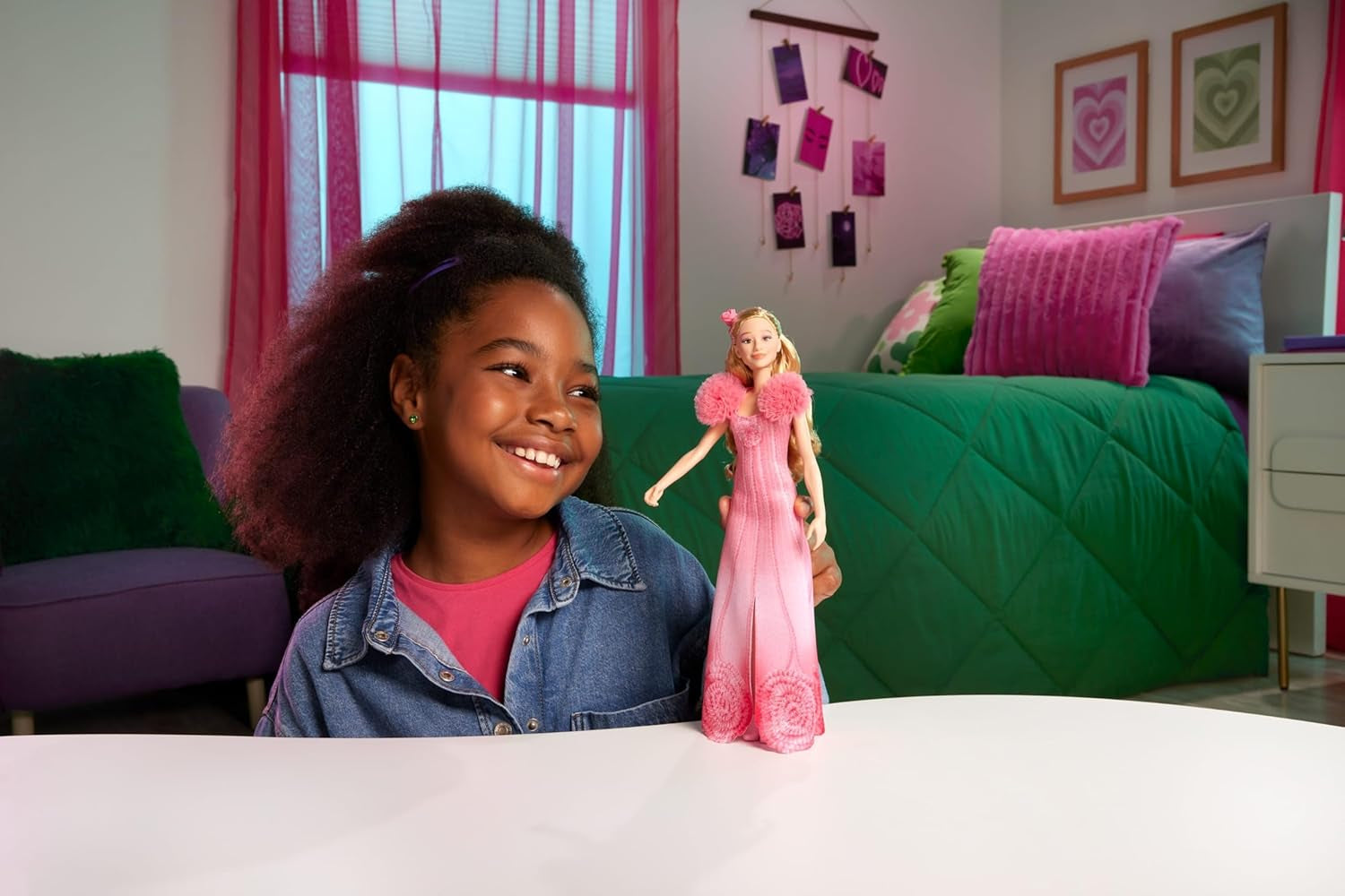 Mattel Singende Glinda-Modepuppe aus Wicked und Accessoires, beweglich und mit vom Film inspiriertem Look sowie abnehmbarem Outfit, singt Heißgeliebt, JLG49, Pink