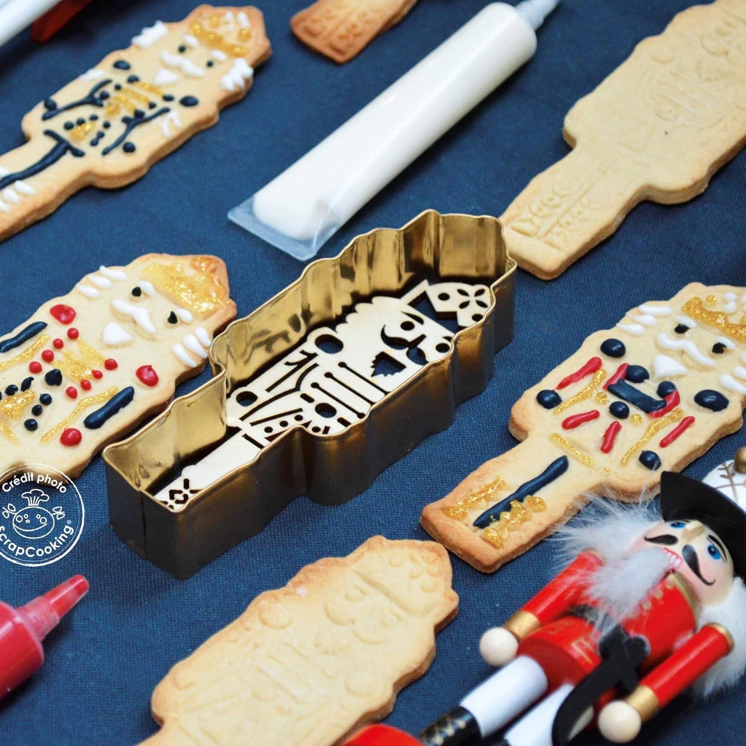 ScrapCooking - Set Forme de Biscuiți + Mașină de Gofrare Spargător de Nuci din Lemn – Formă de Biscuiți de Crăciun din Oțel Inoxidabil pentru Biscuiți în Relief – Accesoriu Formă de Coacere Sablată – Culoare Aurie – 2097