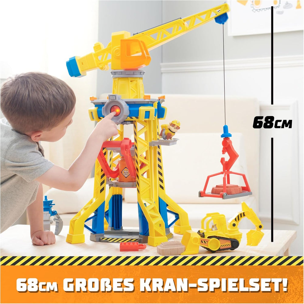 Rubble & Crew - Kran-Spielset Baupfoten Hof 68 cm, mit Rubble-Figur, Planierraupen-Fahrzeug und 340 g Build-it Kinetic Sand, Licht und Sound, ab 3 Jahren
