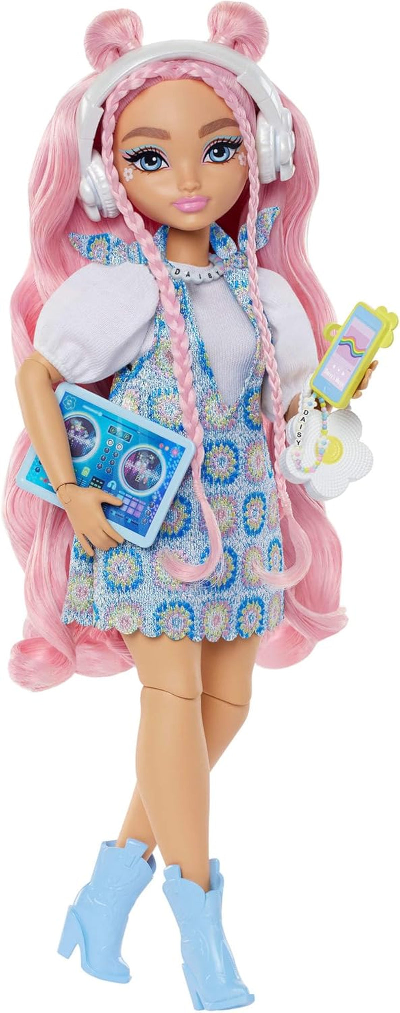 Barbie Dream Besties Puppe und Accessoires, bewegliche Daisy Jean-Modepuppe mit ausziehbaren Moden und welligem, pinkem Haar, 9 Teile zum Thema DJ und Musik, JDD74