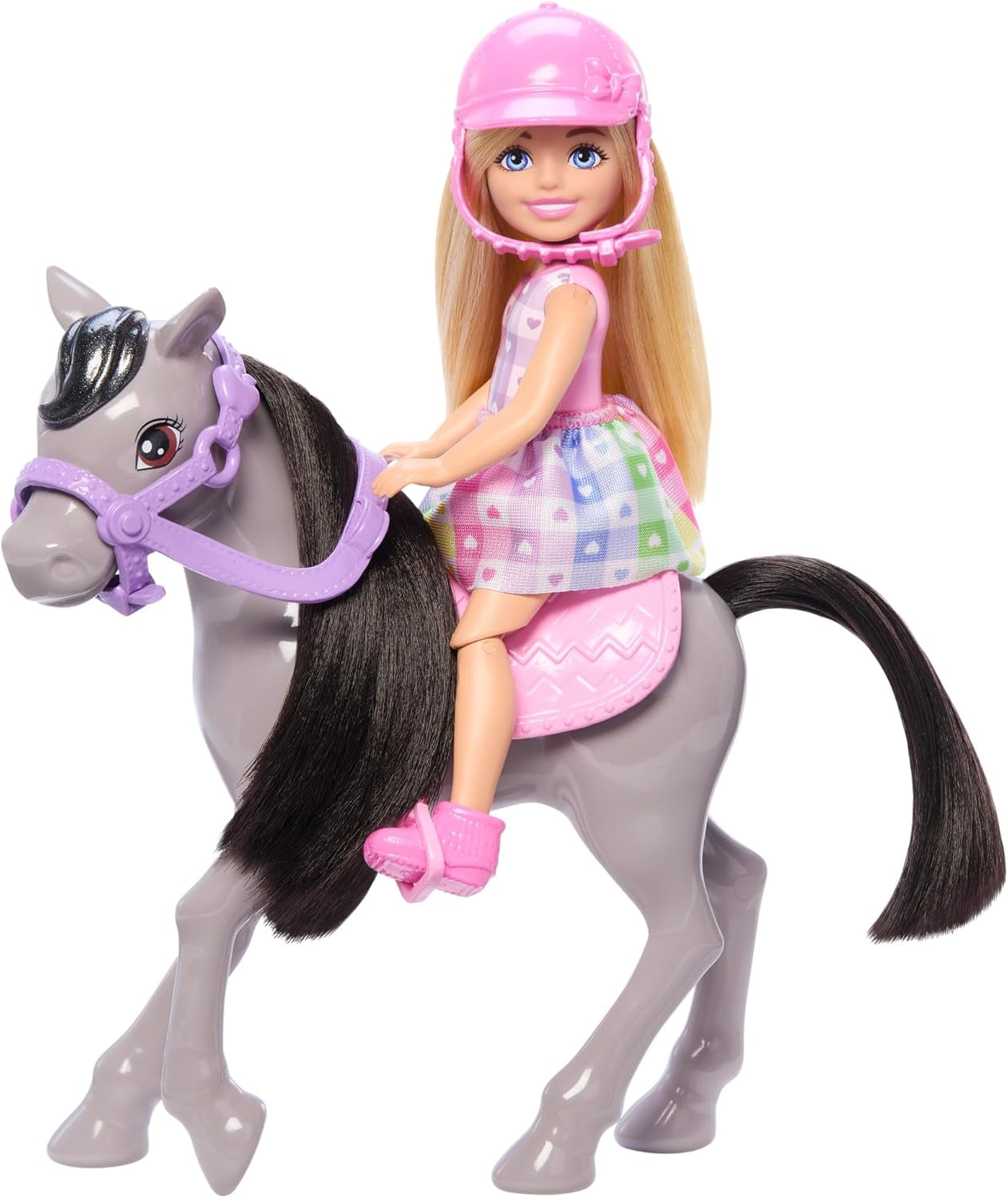 Păpușa Barbie Chelsea și Ponei - Înșuează-te pentru joacă și călărește în siguranță, șa și scărițe roz, include cască și rochie drăguță în carouri, pentru copii de la 3 ani în sus, HTK29