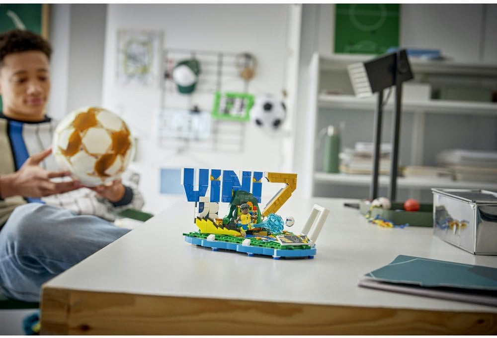 LEGO Editions Vini Jr. – Fußball-Highlights Spielzeug - 3D Modellbau mit Minifigur zum Sammeln - Kinderzimmer Deko - Geschenk für Jungen, Mädchen ab 10 Jahren und Erwachsene Sportfans - 43027