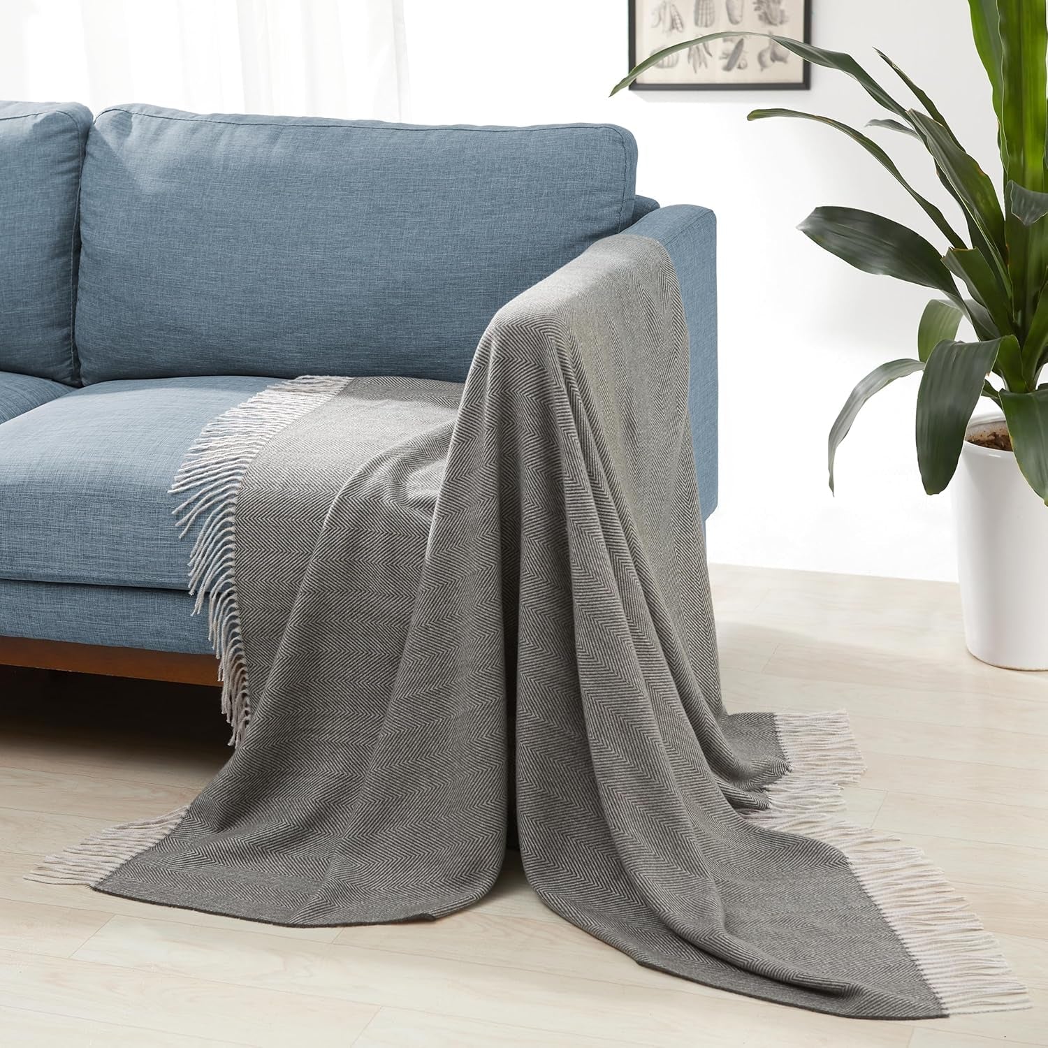 Amazon Basics Throw Blanket, ușor, poliester reciclat, cameră Decor Cosy Blanket, 127 X 152 Cm, alb fildeș cu model albastru Check Paturi si Cuverturi Besuche den Amazon Basics-Store Model gri închis și gri deschis în formă de heringbone
