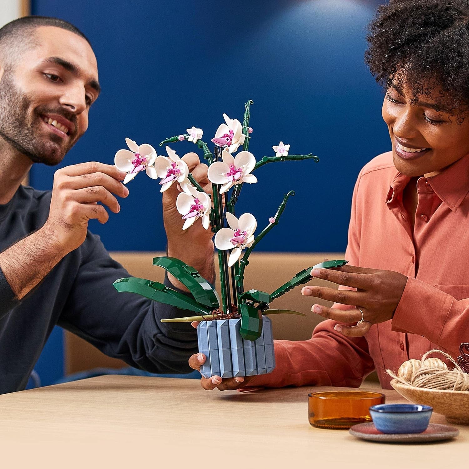 LEGO Botanicals Orchidee - Künstliche Pflanzen Set mit weißen und rosa Blumen - Modellbausatz für Erwachsene - Home und Zimmer-Deko - Botanik Kollektion - Geschenke für Frauen und Männer 10311