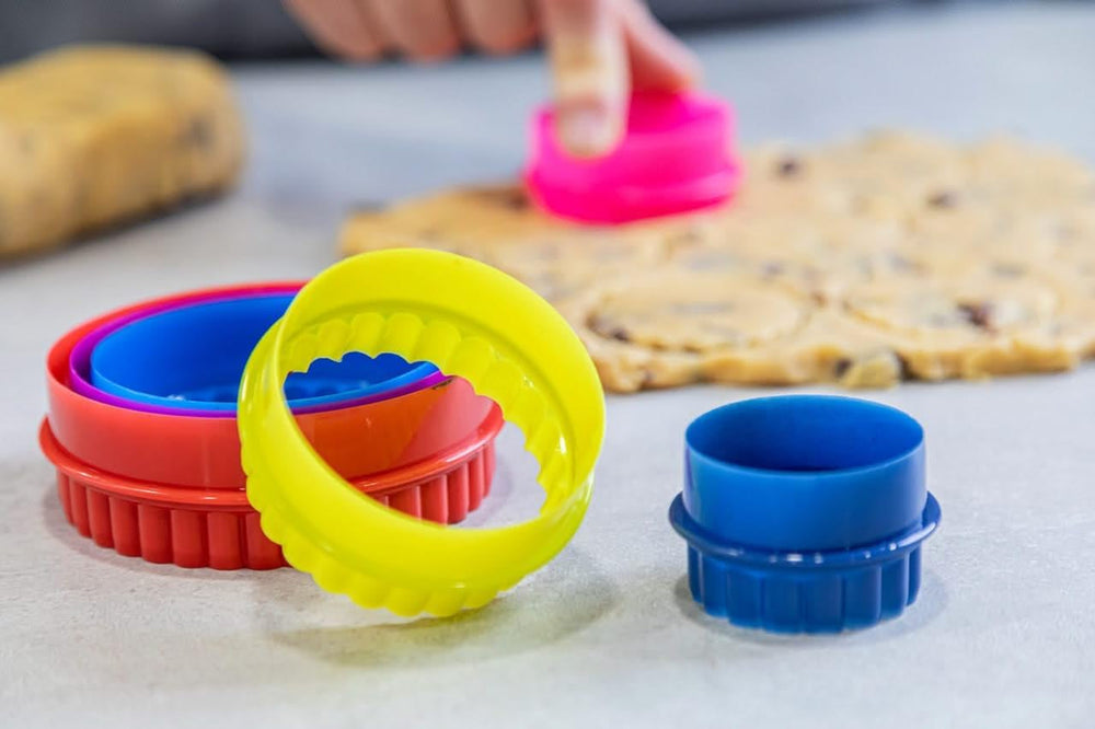 Set de forme pentru biscuiți Colourworks, 6 piese, netede și striate – colorate, rotunde