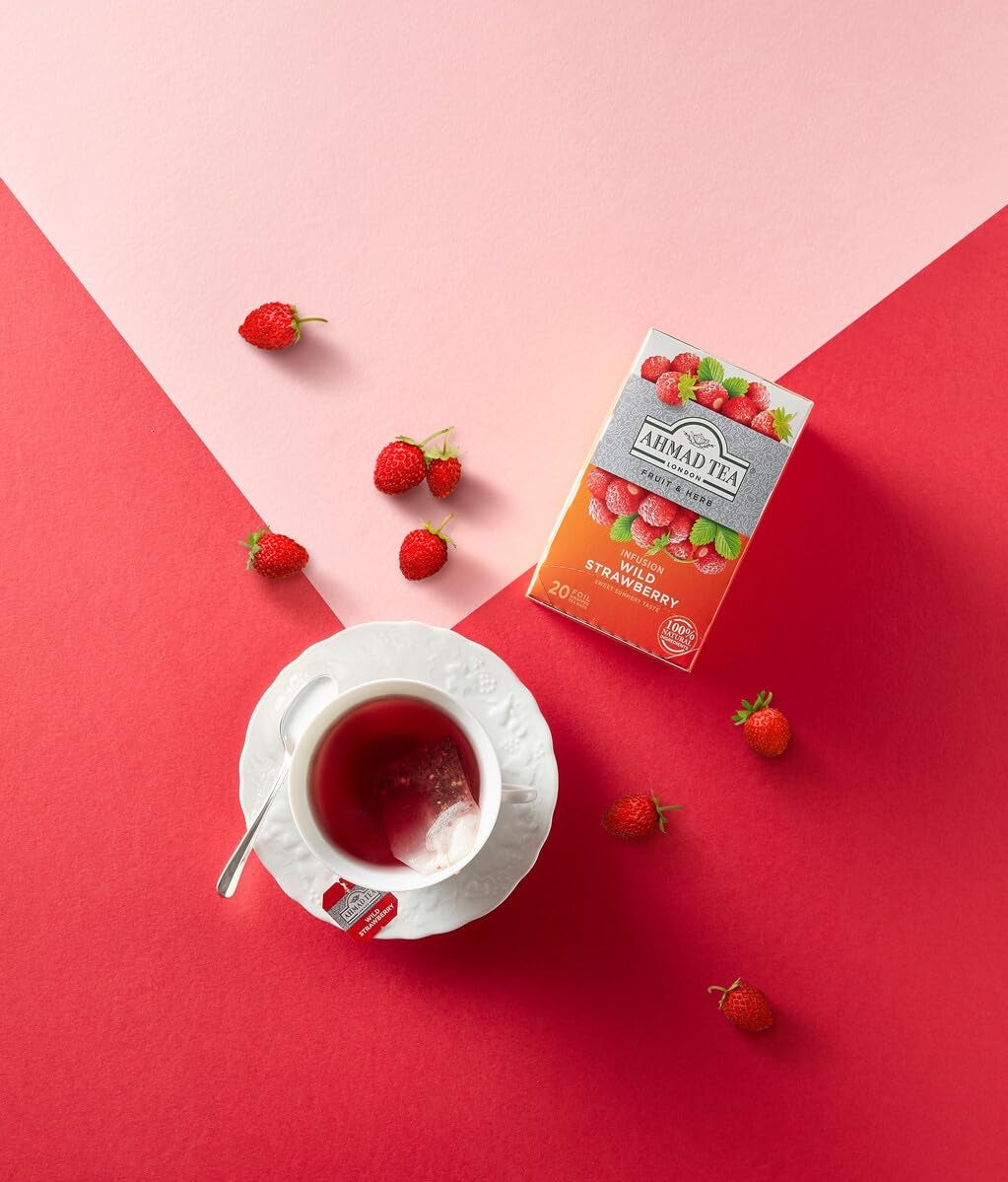 Ahmad Tea - Căpșuni sălbatice - Ceai de fructe și plante fără cofeină - Căpșuni - Pliculețe de ceai ambalate individual, cu aromă sigilată, cu 2 g de ceai per porție - 20 de pliculețe de ceai cu bandă