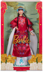 BARBIE Lunar New Year Barbie Puppe - Traditionelles Kleid in glücksbringendem Rot mit Pfingstrosenmuster, cyanblaue Schuhe mit pinken Troddeln, inspiriert von der Peking-Oper, HRM57