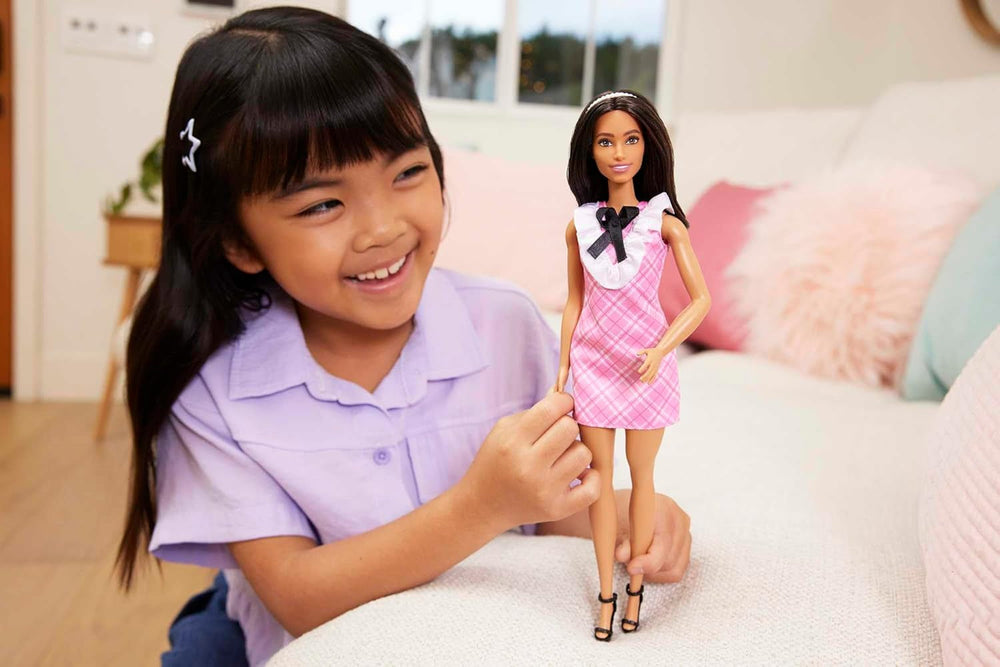 Barbie Fashionistas - Păpușă sportivă cu păr negru și bentiță cu aspect de perlă, purtând o rochie roz în carouri cu fundă neagră și guler cu volane, pentru copii cu vârsta de 3 ani și peste, HJT06